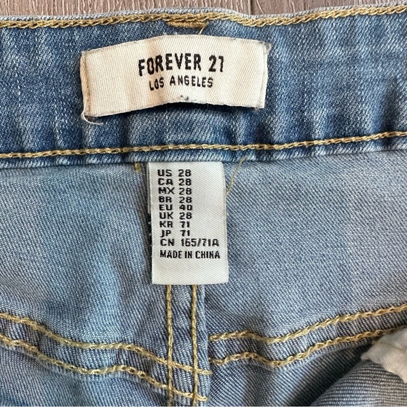 Forever 21 Women’s 28 High Rise Distressed Frayed Raw Hem Medium Wash Shorts - Picture 4 of 7